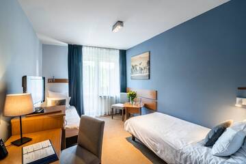 Фото номера Двухместный номер с 2 отдельными кроватями и балконом Отель Hotel Nawigator г. Шавница 4